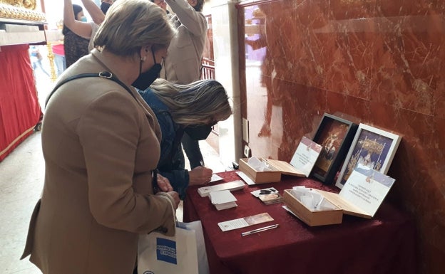 Mesa en la que los devotos han podido escribir sus peticiones en los días previos al Miércoles Santo. 