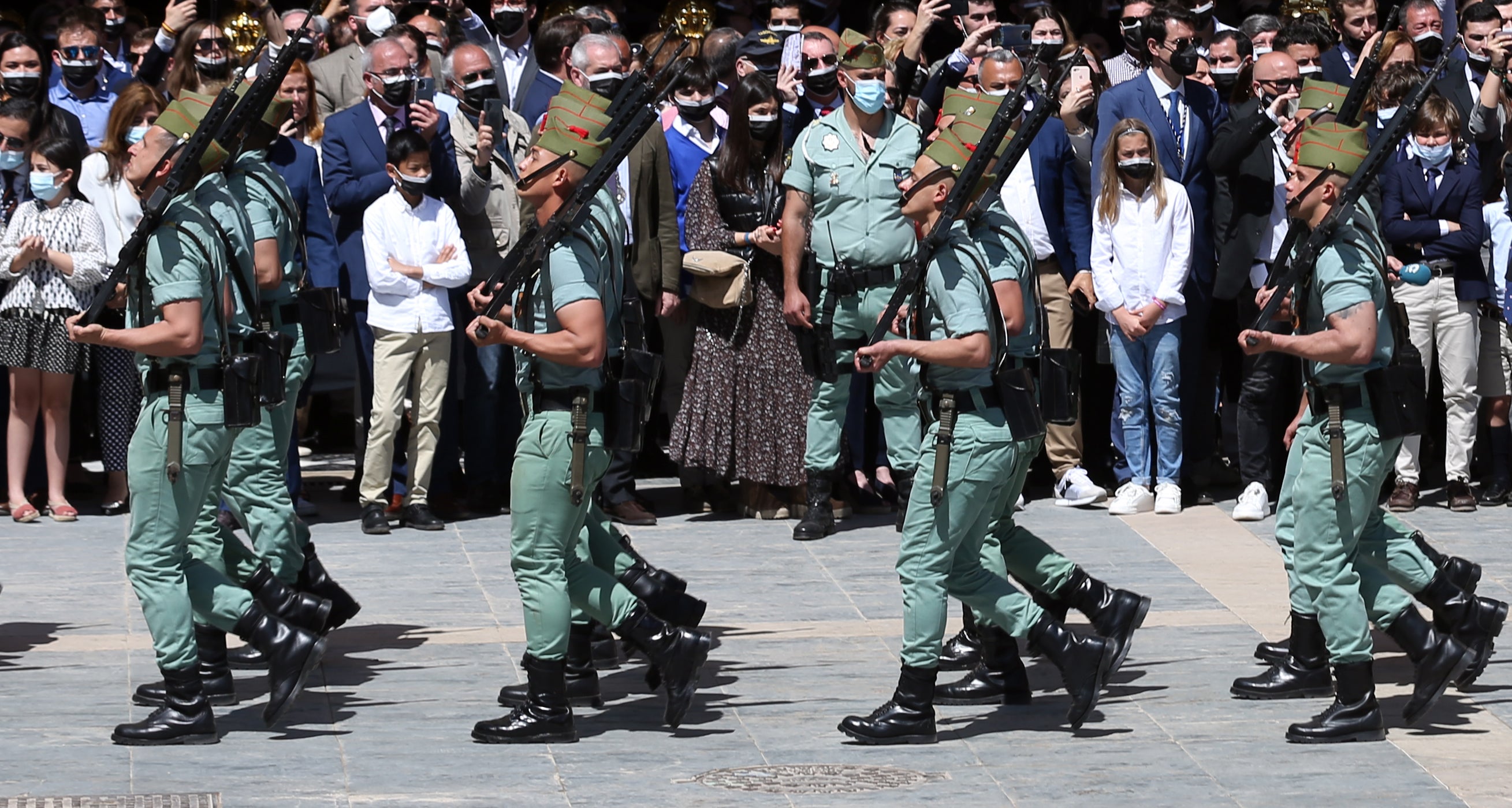 Las tropas han bajado del buque Contramaestre Casado en una nueva ubicación en el Puerto de Málaga