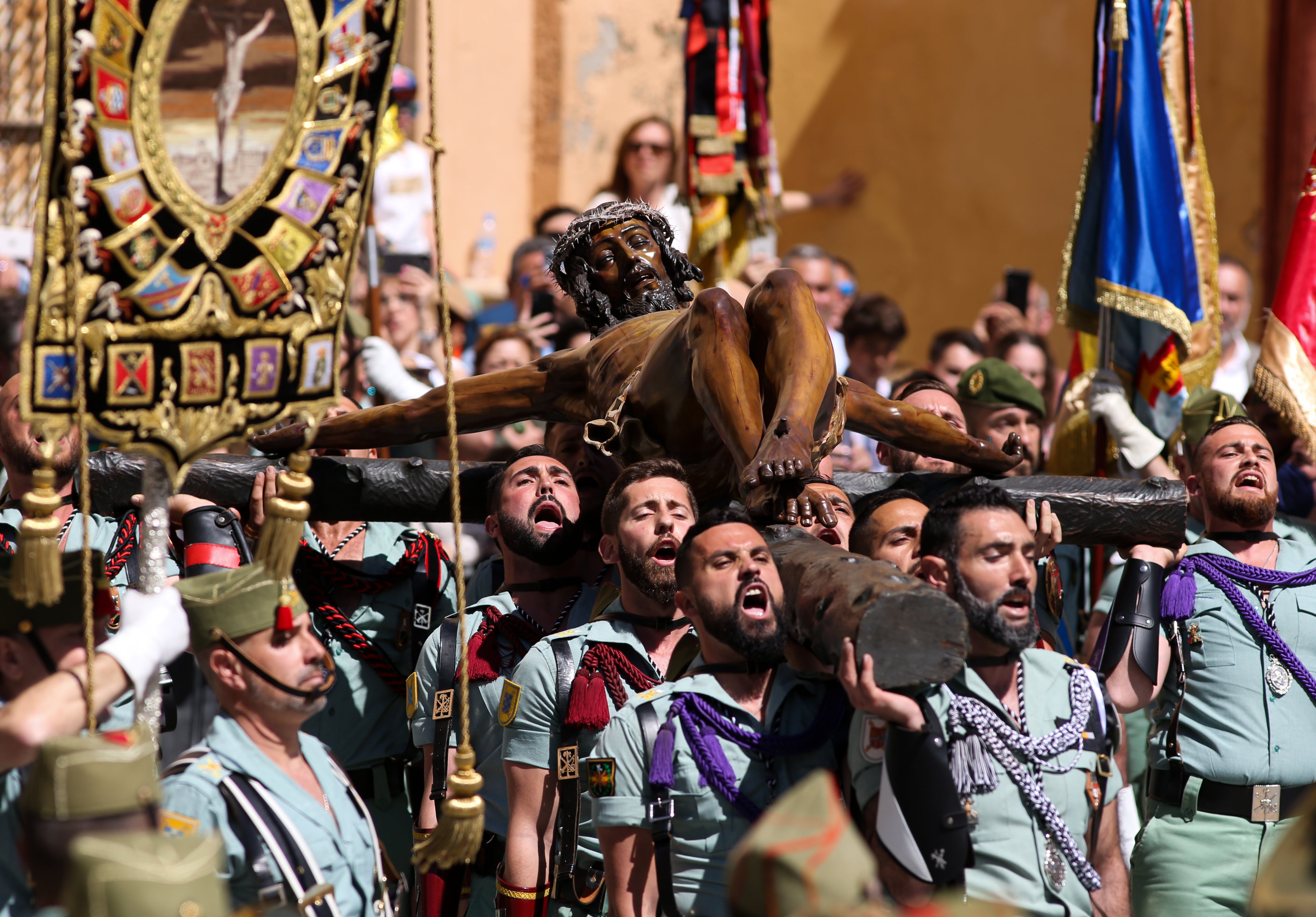 Las tropas han bajado del buque Contramaestre Casado en una nueva ubicación en el Puerto de Málaga