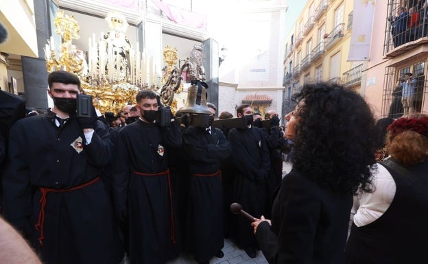 Salida del trono de la Virgen del Traspaso y Soledad de Viñeros. 