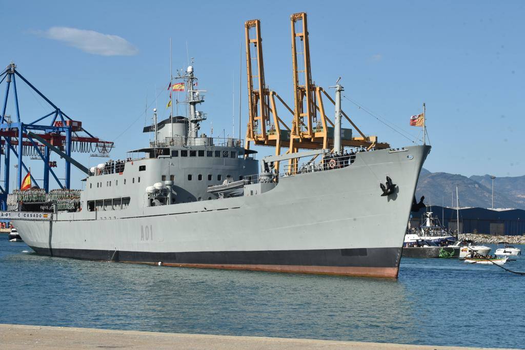 Las tropas han bajado del buque Contramaestre Casado en una nueva ubicación en el Puerto de Málaga