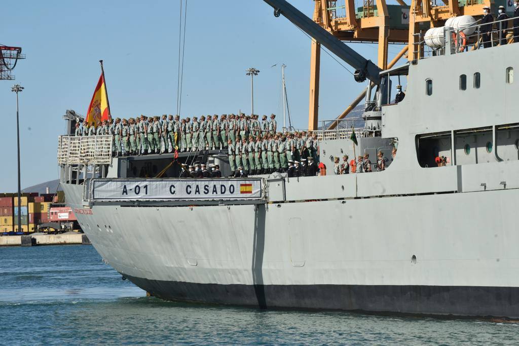 Las tropas han bajado del buque Contramaestre Casado en una nueva ubicación en el Puerto de Málaga