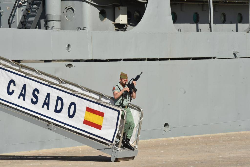 Las tropas han bajado del buque Contramaestre Casado en una nueva ubicación en el Puerto de Málaga