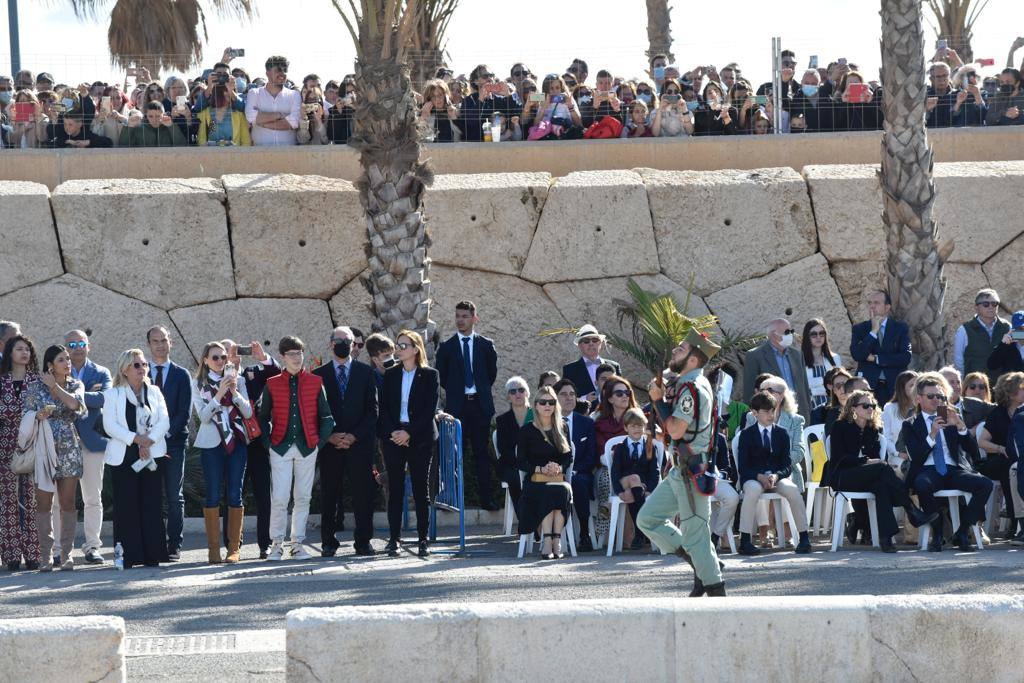 Las tropas han bajado del buque Contramaestre Casado en una nueva ubicación en el Puerto de Málaga