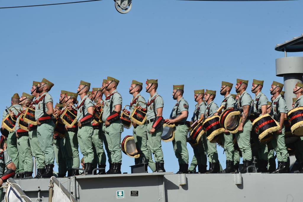 Las tropas han bajado del buque Contramaestre Casado en una nueva ubicación en el Puerto de Málaga