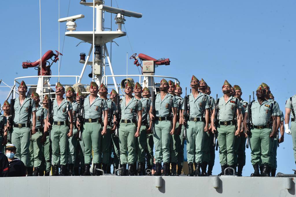 Las tropas han bajado del buque Contramaestre Casado en una nueva ubicación en el Puerto de Málaga