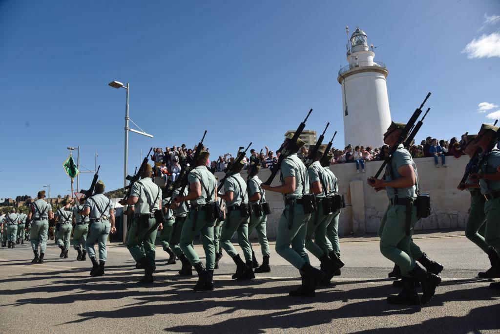 Las tropas han bajado del buque Contramaestre Casado en una nueva ubicación en el Puerto de Málaga