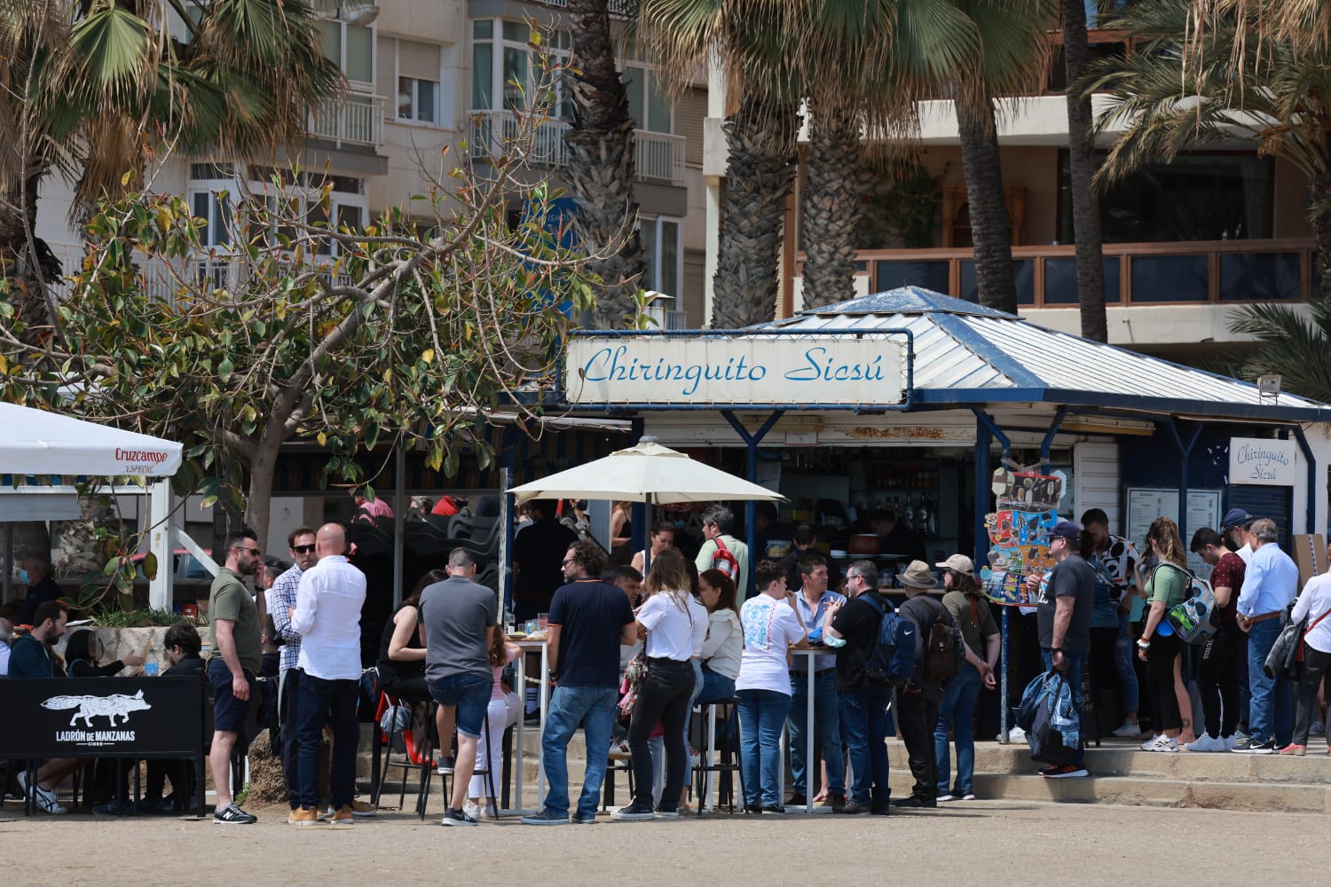 Playas y chiringuitos llenos demuestran la recuperación de un sector que espera un buen verano