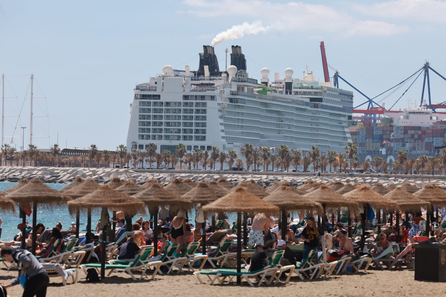 Playas y chiringuitos llenos demuestran la recuperación de un sector que espera un buen verano