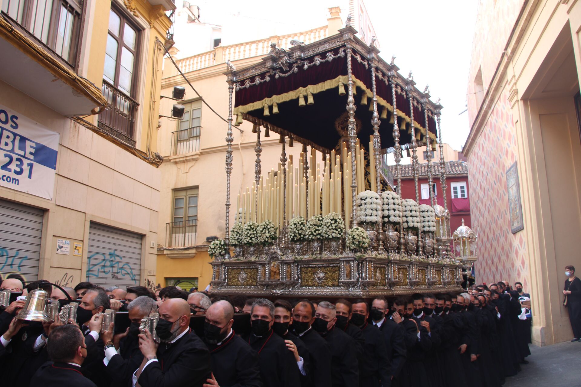 Las mejores imágenes de las cofradías del Viernes Santo en Málaga. Procesionan Monte Calvario, Descendimiento, Dolores de San Juan, Amor, Traslado, Piedad, Sepulcro y Servitas.