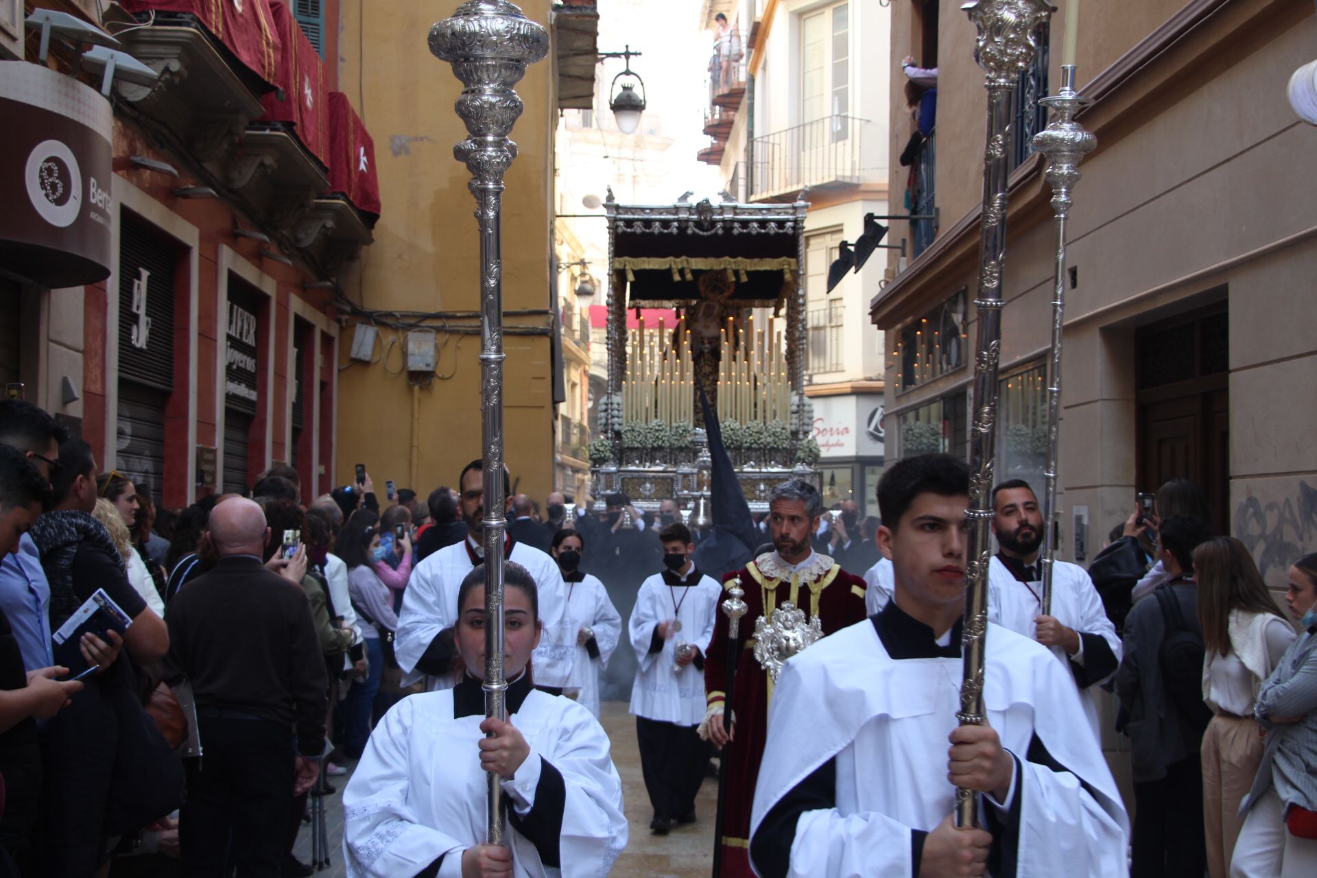 Las mejores imágenes de las cofradías del Viernes Santo en Málaga. Procesionan Monte Calvario, Descendimiento, Dolores de San Juan, Amor, Traslado, Piedad, Sepulcro y Servitas.