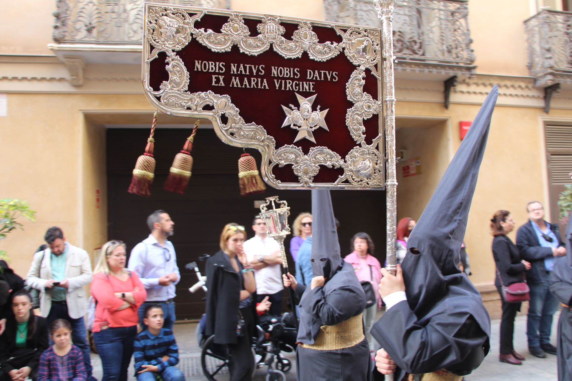 Las mejores imágenes de las cofradías del Viernes Santo en Málaga. Procesionan Monte Calvario, Descendimiento, Dolores de San Juan, Amor, Traslado, Piedad, Sepulcro y Servitas.