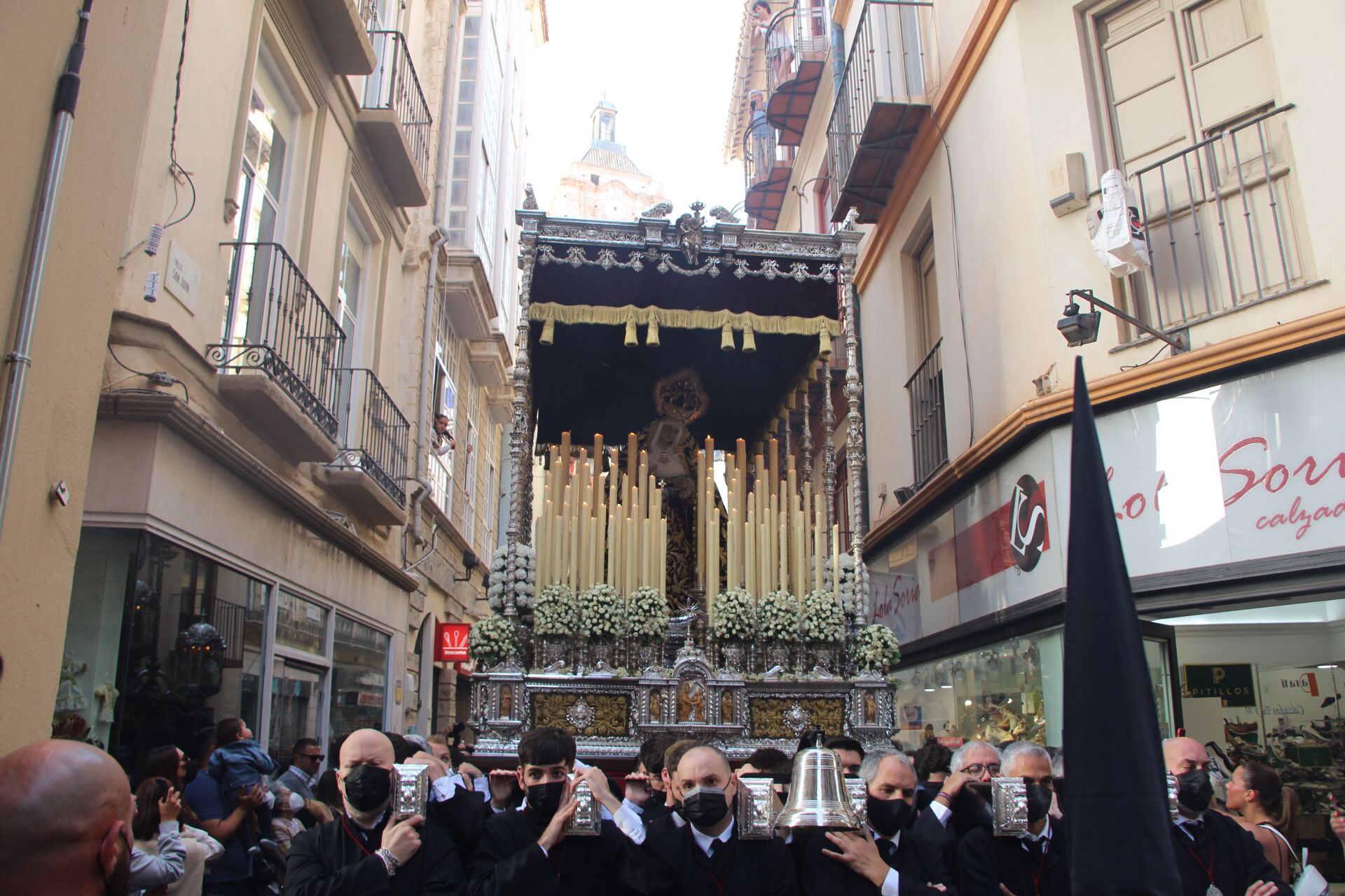 Las mejores imágenes de las cofradías del Viernes Santo en Málaga. Procesionan Monte Calvario, Descendimiento, Dolores de San Juan, Amor, Traslado, Piedad, Sepulcro y Servitas.