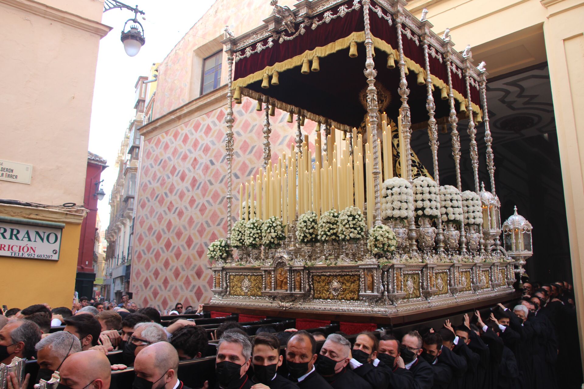 Las mejores imágenes de las cofradías del Viernes Santo en Málaga. Procesionan Monte Calvario, Descendimiento, Dolores de San Juan, Amor, Traslado, Piedad, Sepulcro y Servitas.