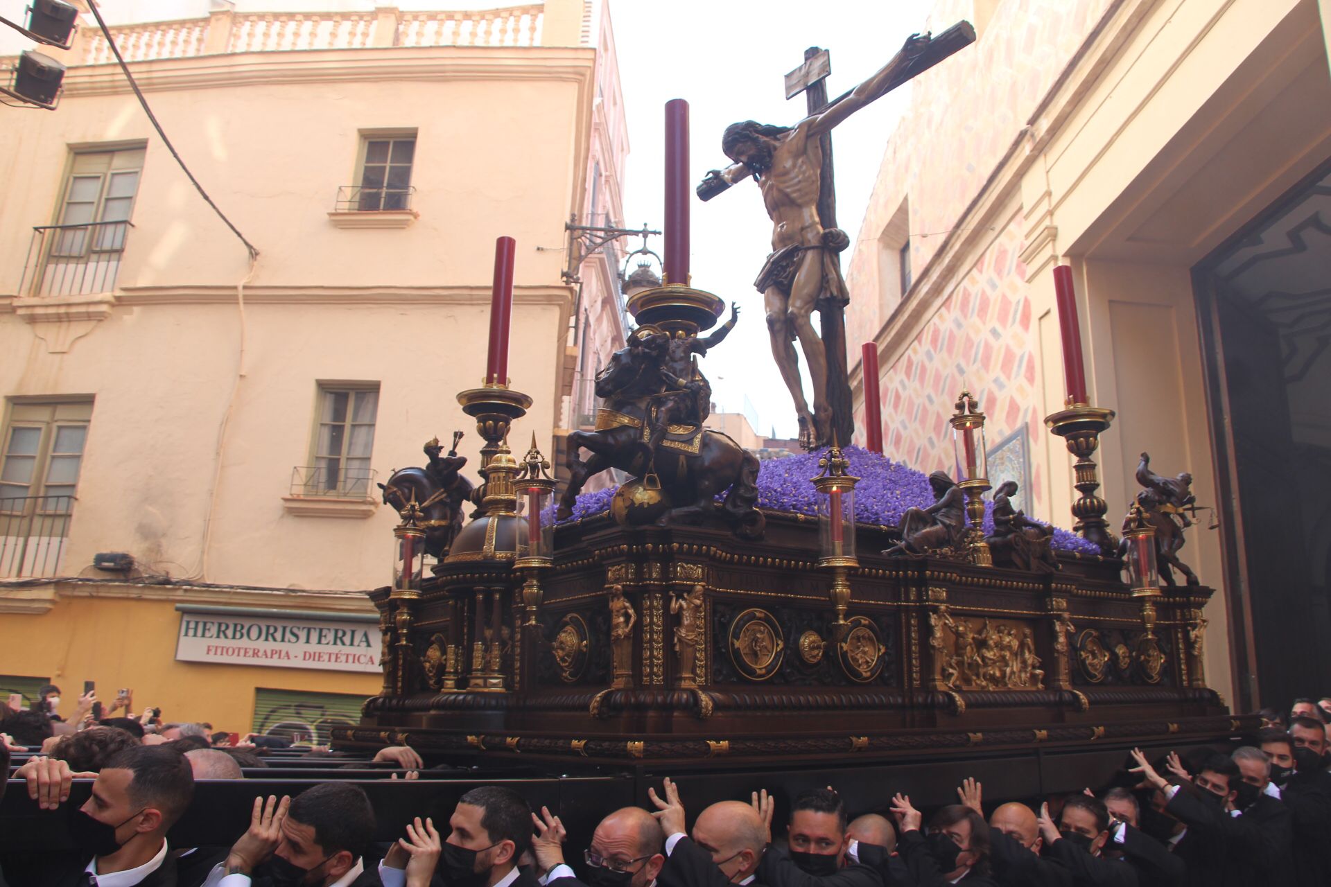 Las mejores imágenes de las cofradías del Viernes Santo en Málaga. Procesionan Monte Calvario, Descendimiento, Dolores de San Juan, Amor, Traslado, Piedad, Sepulcro y Servitas.