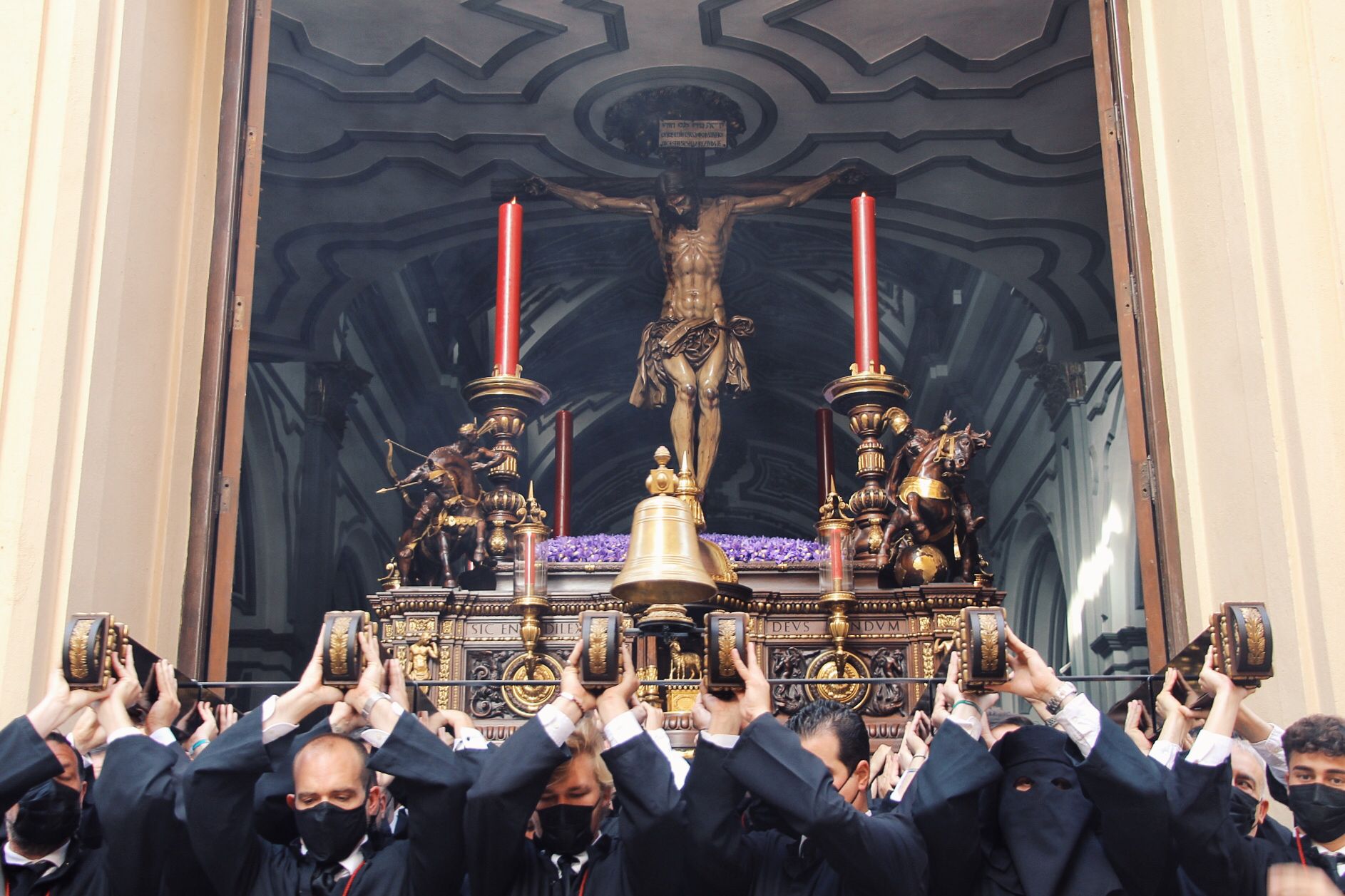 Las mejores imágenes de las cofradías del Viernes Santo en Málaga. Procesionan Monte Calvario, Descendimiento, Dolores de San Juan, Amor, Traslado, Piedad, Sepulcro y Servitas.