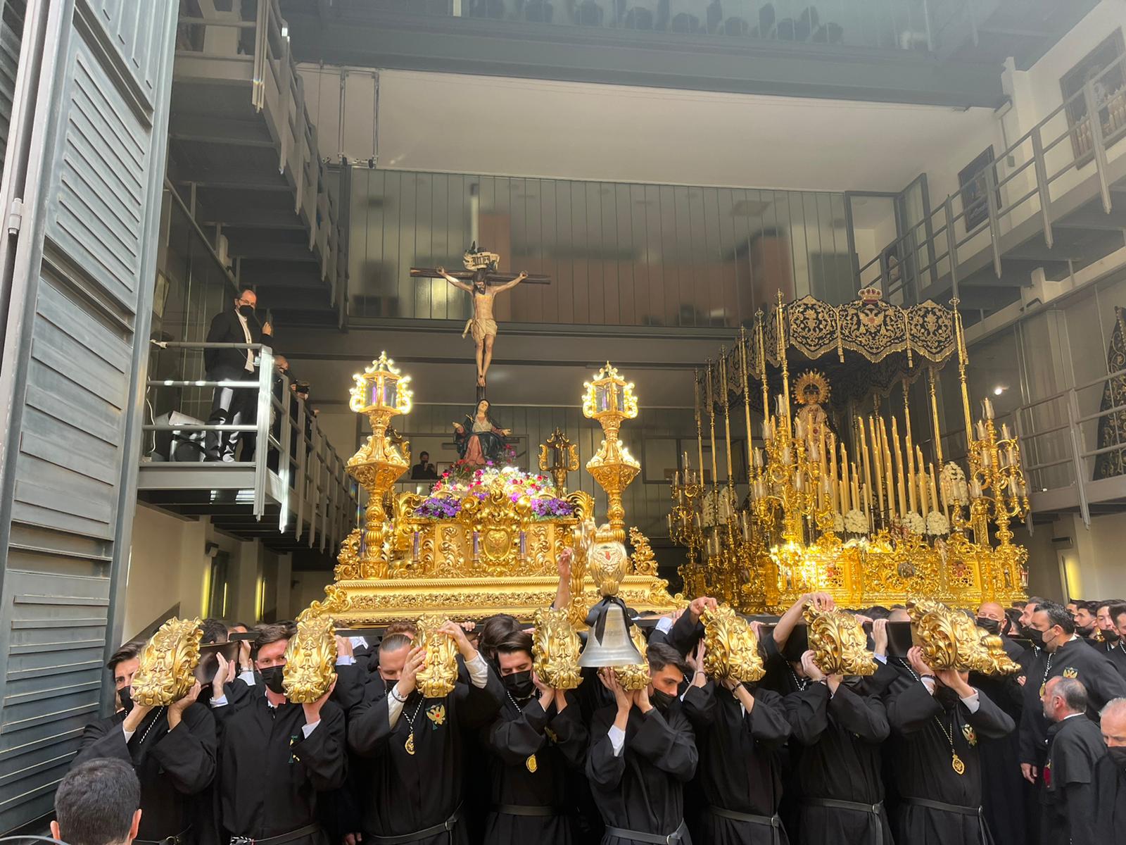 Las mejores imágenes de las cofradías del Viernes Santo en Málaga. Procesionan Monte Calvario, Descendimiento, Dolores de San Juan, Amor, Traslado, Piedad, Sepulcro y Servitas.