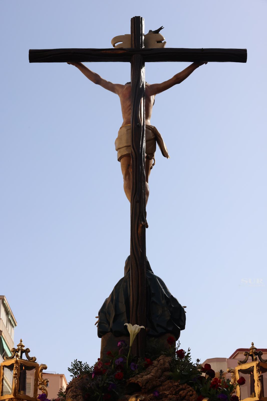 Las mejores imágenes de las cofradías del Viernes Santo en Málaga. Procesionan Monte Calvario, Descendimiento, Dolores de San Juan, Amor, Traslado, Piedad, Sepulcro y Servitas.