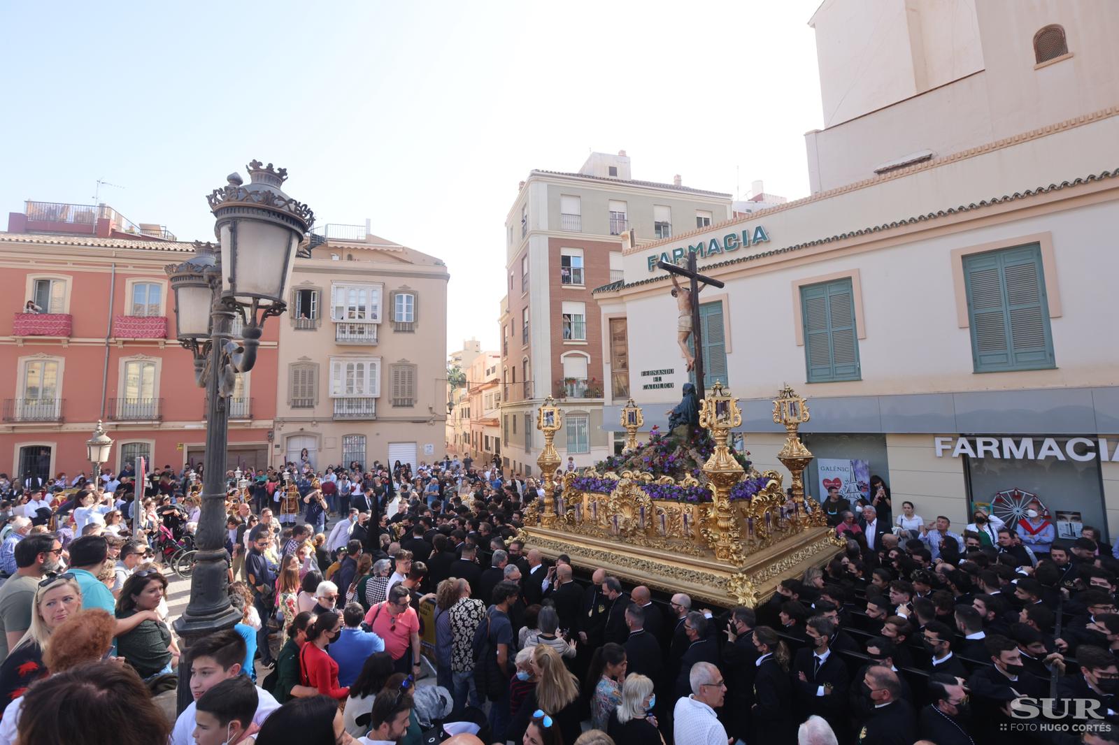 Las mejores imágenes de las cofradías del Viernes Santo en Málaga. Procesionan Monte Calvario, Descendimiento, Dolores de San Juan, Amor, Traslado, Piedad, Sepulcro y Servitas.