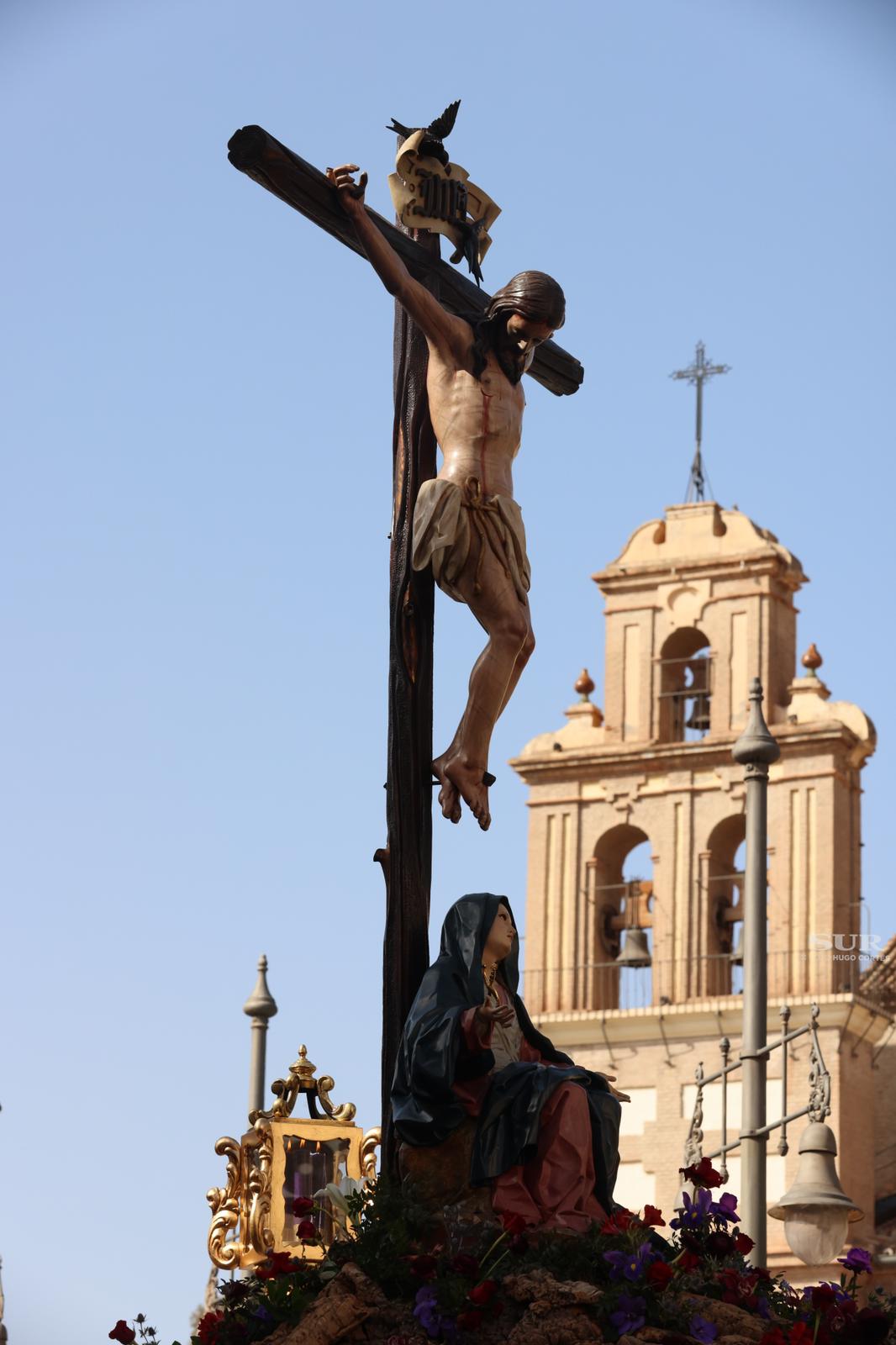 Las mejores imágenes de las cofradías del Viernes Santo en Málaga. Procesionan Monte Calvario, Descendimiento, Dolores de San Juan, Amor, Traslado, Piedad, Sepulcro y Servitas.