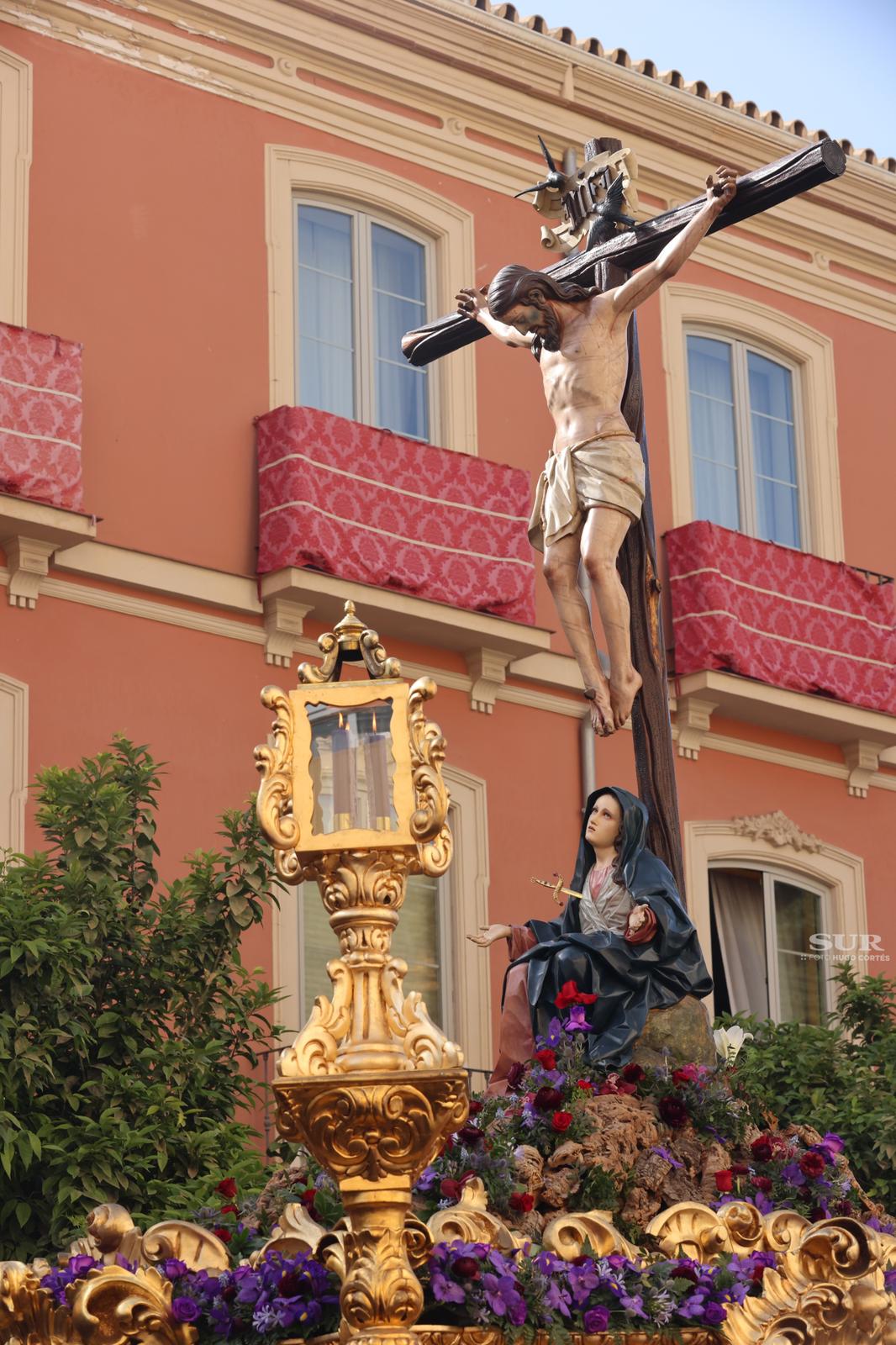 Las mejores imágenes de las cofradías del Viernes Santo en Málaga. Procesionan Monte Calvario, Descendimiento, Dolores de San Juan, Amor, Traslado, Piedad, Sepulcro y Servitas.