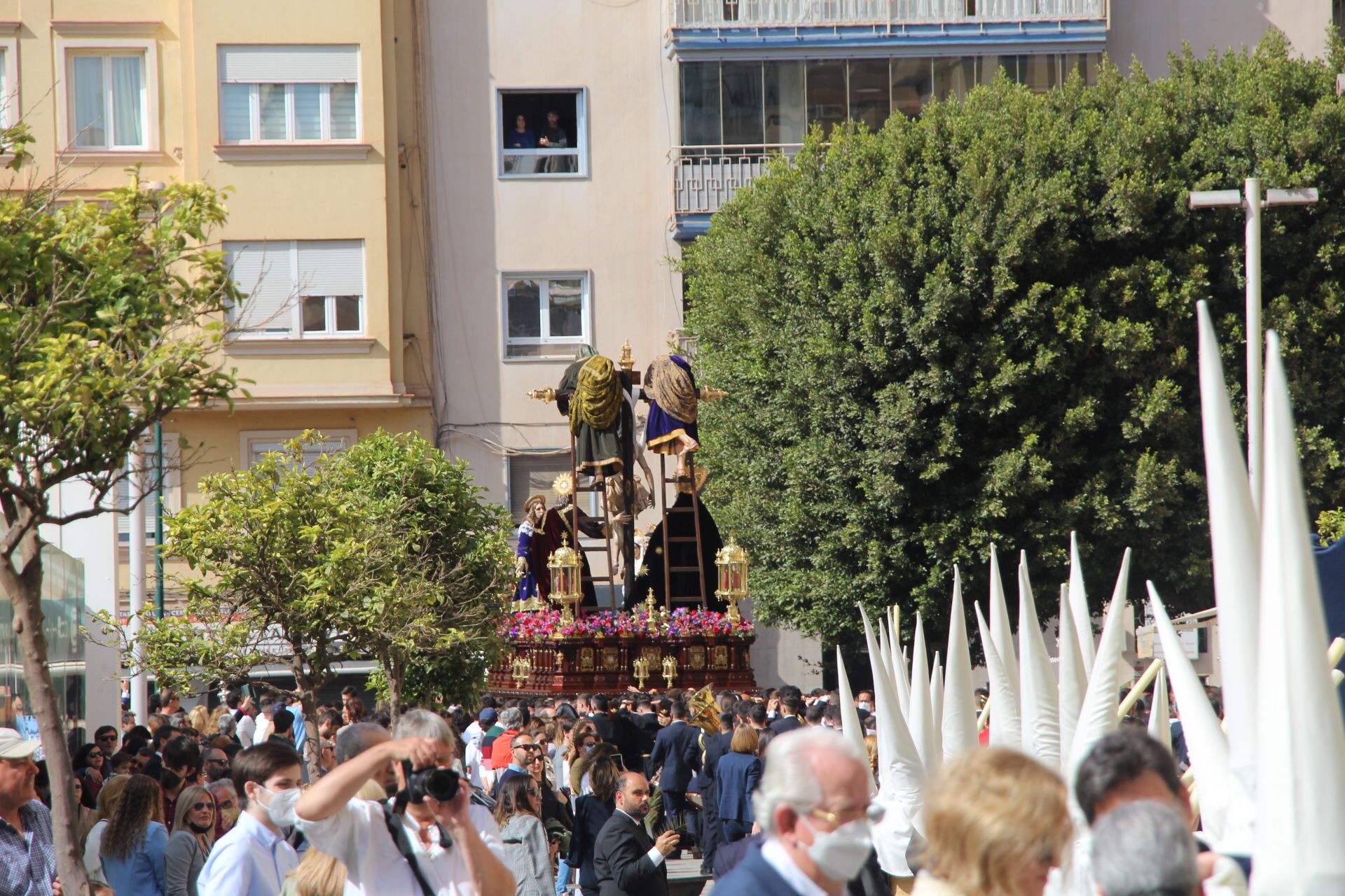 Las mejores imágenes de las cofradías del Viernes Santo en Málaga. Procesionan Monte Calvario, Descendimiento, Dolores de San Juan, Amor, Traslado, Piedad, Sepulcro y Servitas.