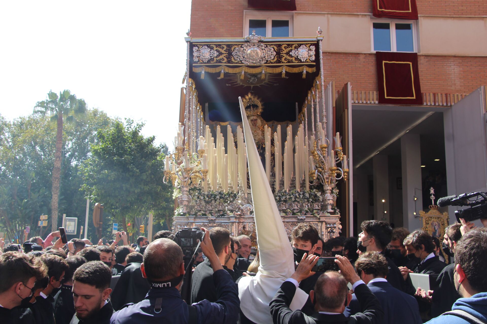 Las mejores imágenes de las cofradías del Viernes Santo en Málaga. Procesionan Monte Calvario, Descendimiento, Dolores de San Juan, Amor, Traslado, Piedad, Sepulcro y Servitas.