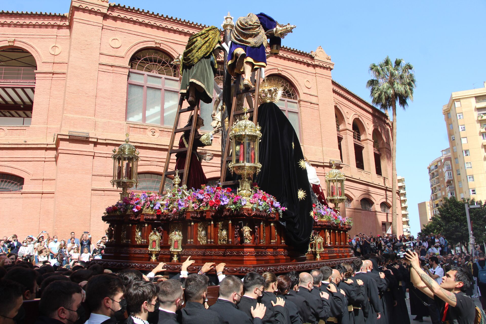 Las mejores imágenes de las cofradías del Viernes Santo en Málaga. Procesionan Monte Calvario, Descendimiento, Dolores de San Juan, Amor, Traslado, Piedad, Sepulcro y Servitas.