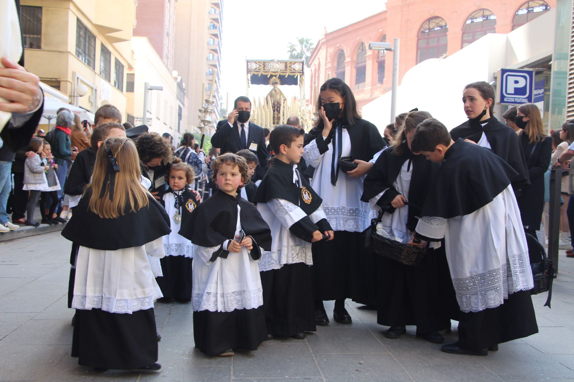 Las mejores imágenes de las cofradías del Viernes Santo en Málaga. Procesionan Monte Calvario, Descendimiento, Dolores de San Juan, Amor, Traslado, Piedad, Sepulcro y Servitas.