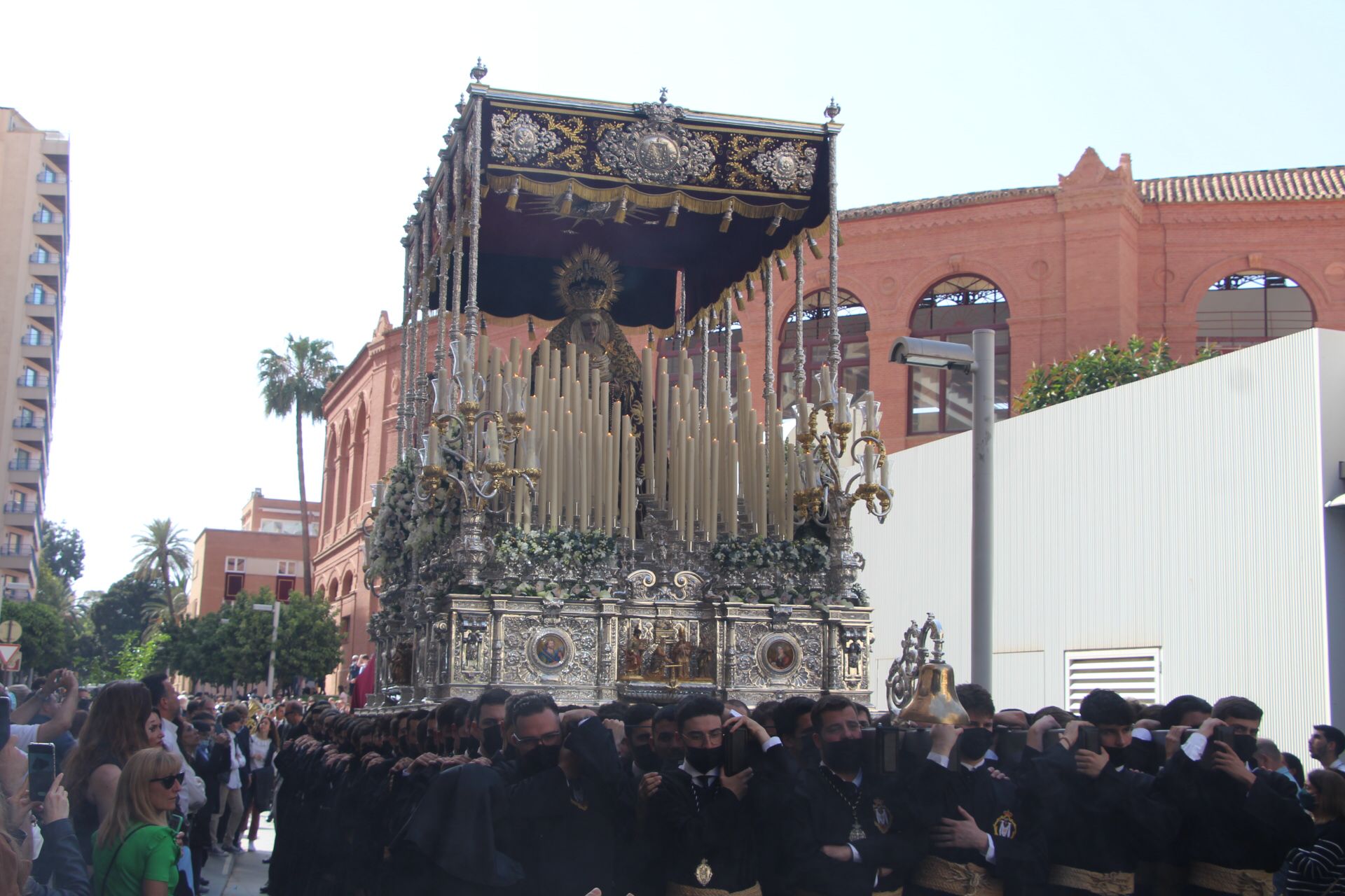 Las mejores imágenes de las cofradías del Viernes Santo en Málaga. Procesionan Monte Calvario, Descendimiento, Dolores de San Juan, Amor, Traslado, Piedad, Sepulcro y Servitas.