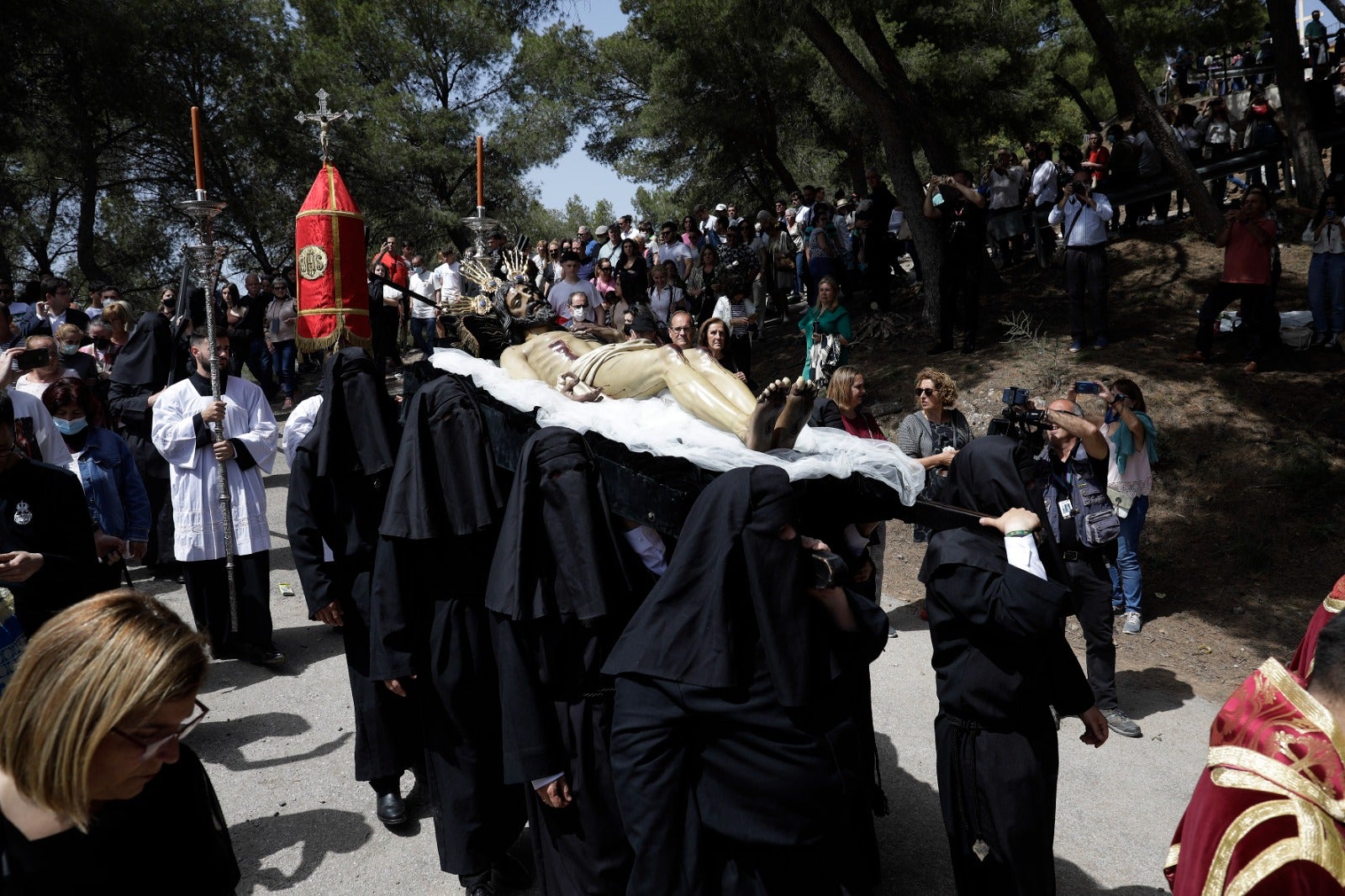 Las mejores imágenes de las cofradías del Viernes Santo en Málaga. Procesionan Monte Calvario, Descendimiento, Dolores de San Juan, Amor, Traslado, Piedad, Sepulcro y Servitas.