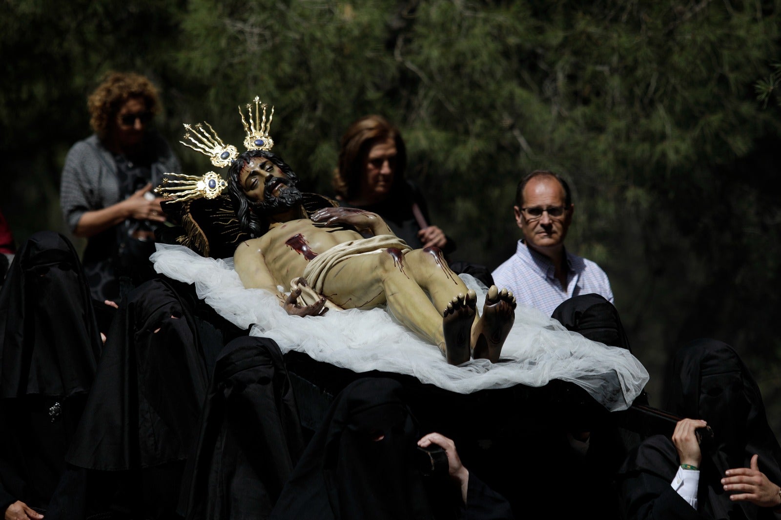 Las mejores imágenes de las cofradías del Viernes Santo en Málaga. Procesionan Monte Calvario, Descendimiento, Dolores de San Juan, Amor, Traslado, Piedad, Sepulcro y Servitas.