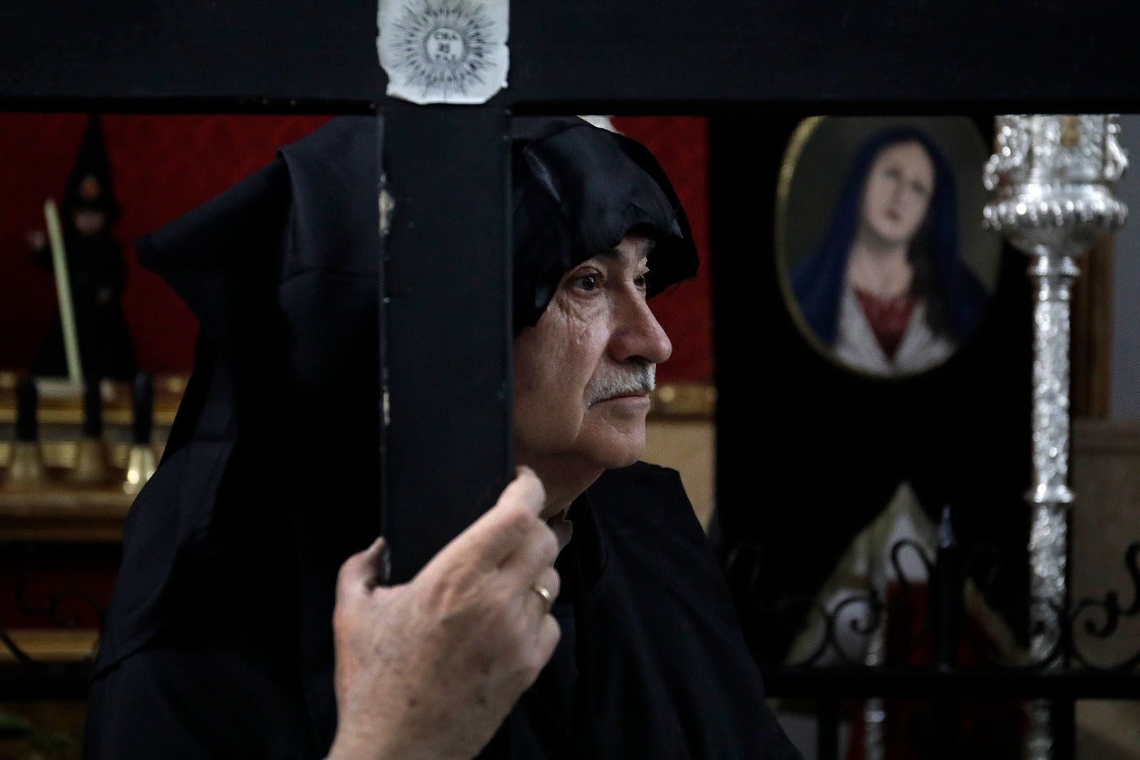 Las mejores imágenes de las cofradías del Viernes Santo en Málaga. Procesionan Monte Calvario, Descendimiento, Dolores de San Juan, Amor, Traslado, Piedad, Sepulcro y Servitas.