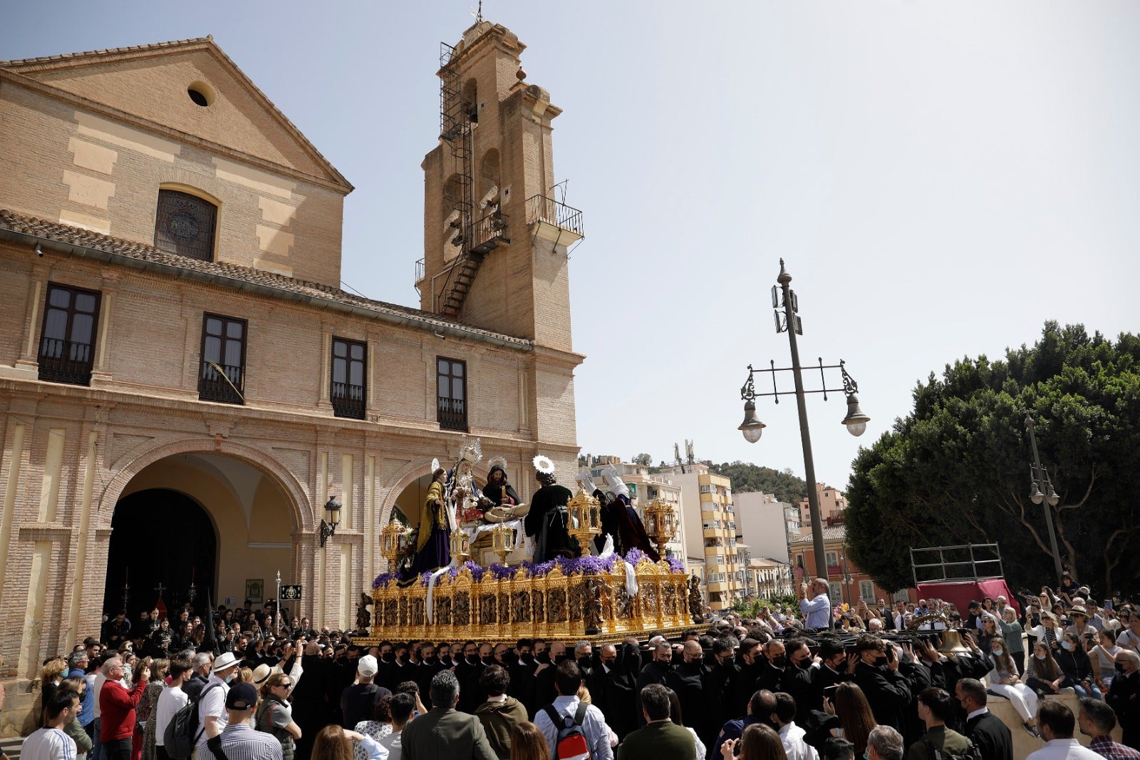 Las mejores imágenes de las cofradías del Viernes Santo en Málaga. Procesionan Monte Calvario, Descendimiento, Dolores de San Juan, Amor, Traslado, Piedad, Sepulcro y Servitas.