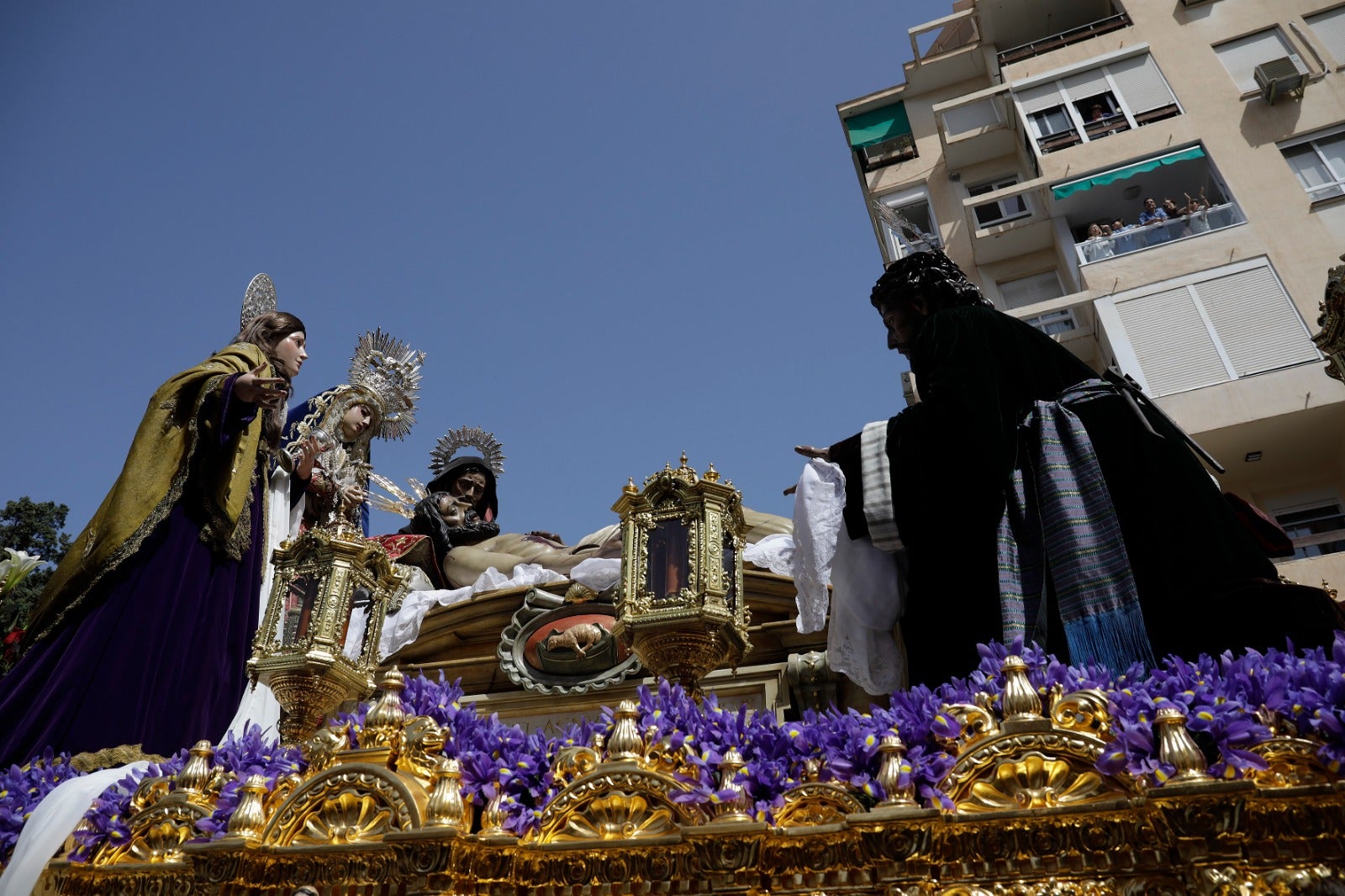 Las mejores imágenes de las cofradías del Viernes Santo en Málaga. Procesionan Monte Calvario, Descendimiento, Dolores de San Juan, Amor, Traslado, Piedad, Sepulcro y Servitas.