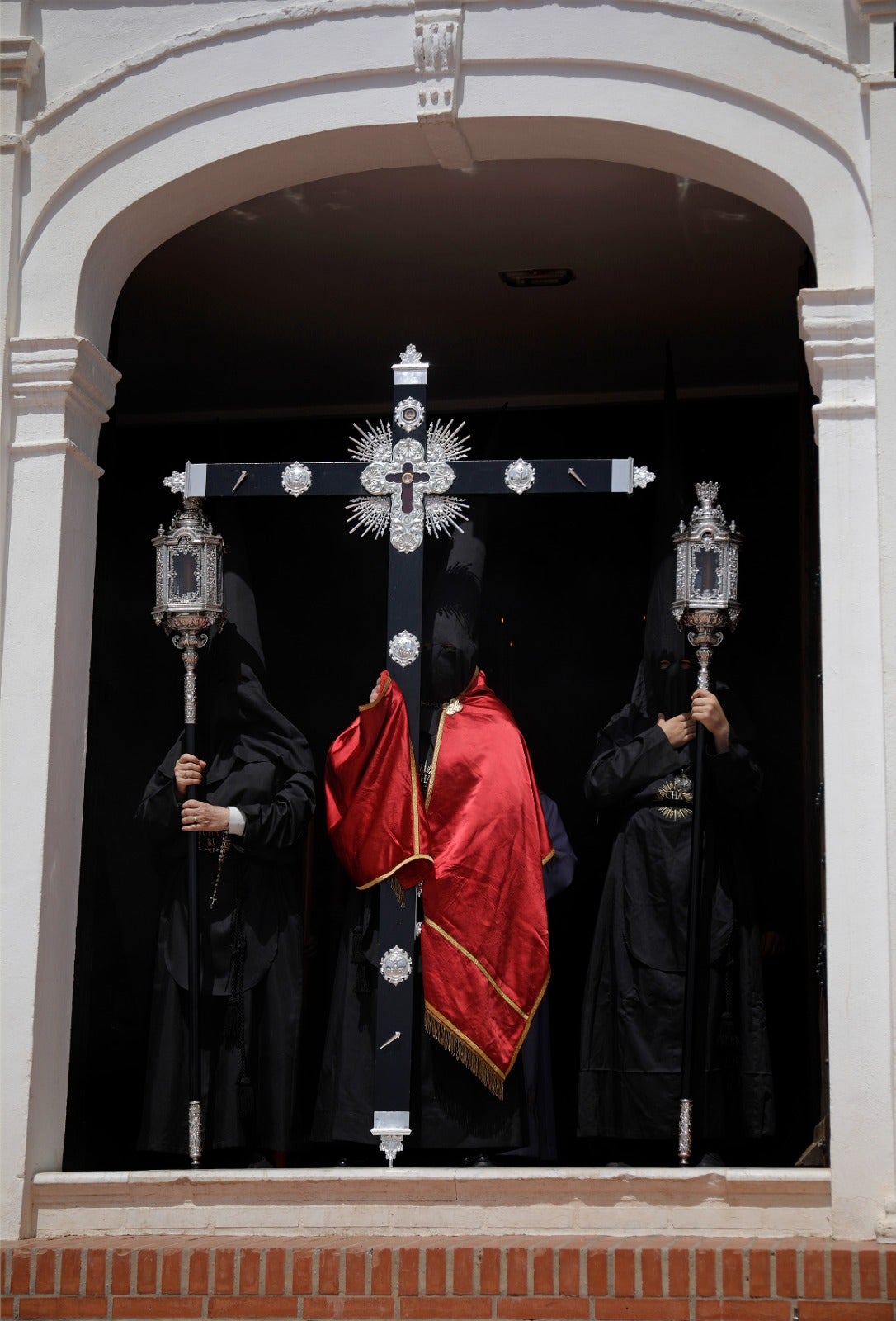 Las mejores imágenes de las cofradías del Viernes Santo en Málaga. Procesionan Monte Calvario, Descendimiento, Dolores de San Juan, Amor, Traslado, Piedad, Sepulcro y Servitas.