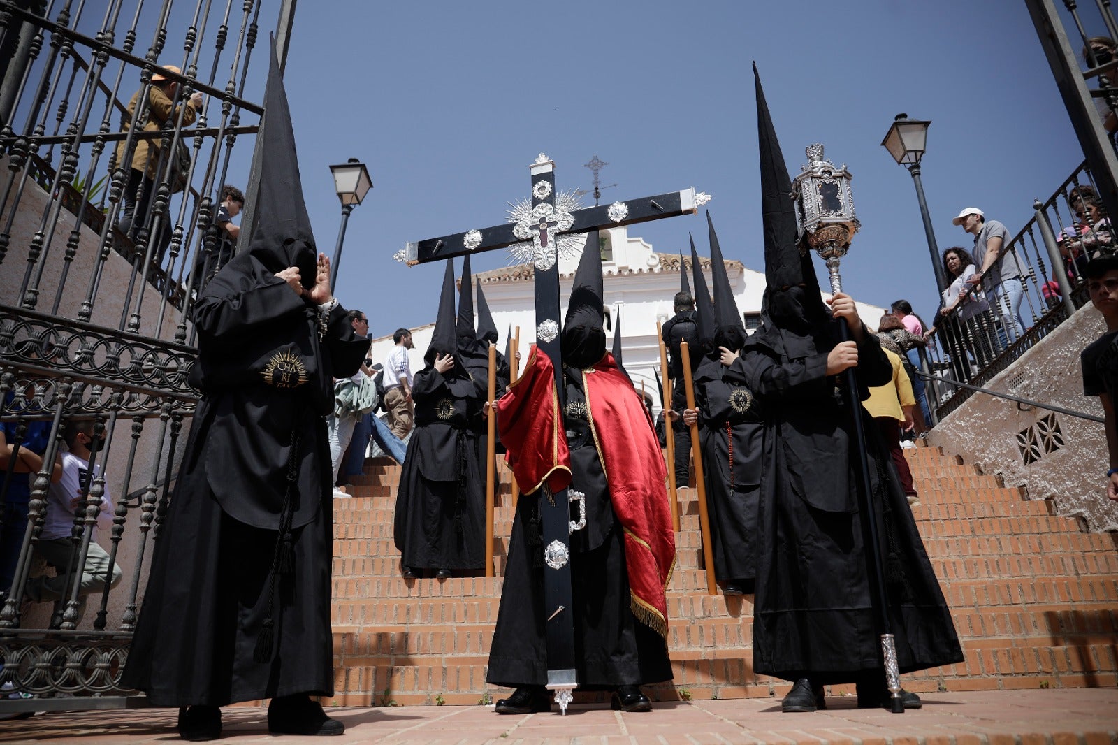 Las mejores imágenes de las cofradías del Viernes Santo en Málaga. Procesionan Monte Calvario, Descendimiento, Dolores de San Juan, Amor, Traslado, Piedad, Sepulcro y Servitas.