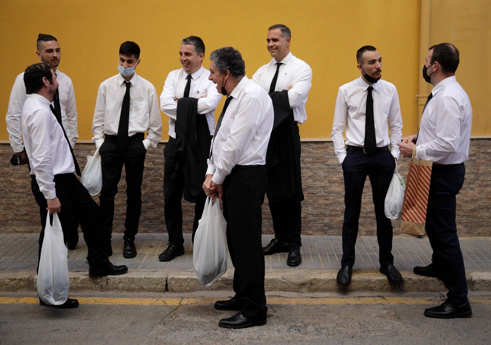 Las mejores imágenes de las cofradías del Viernes Santo en Málaga. Procesionan Monte Calvario, Descendimiento, Dolores de San Juan, Amor, Traslado, Piedad, Sepulcro y Servitas.