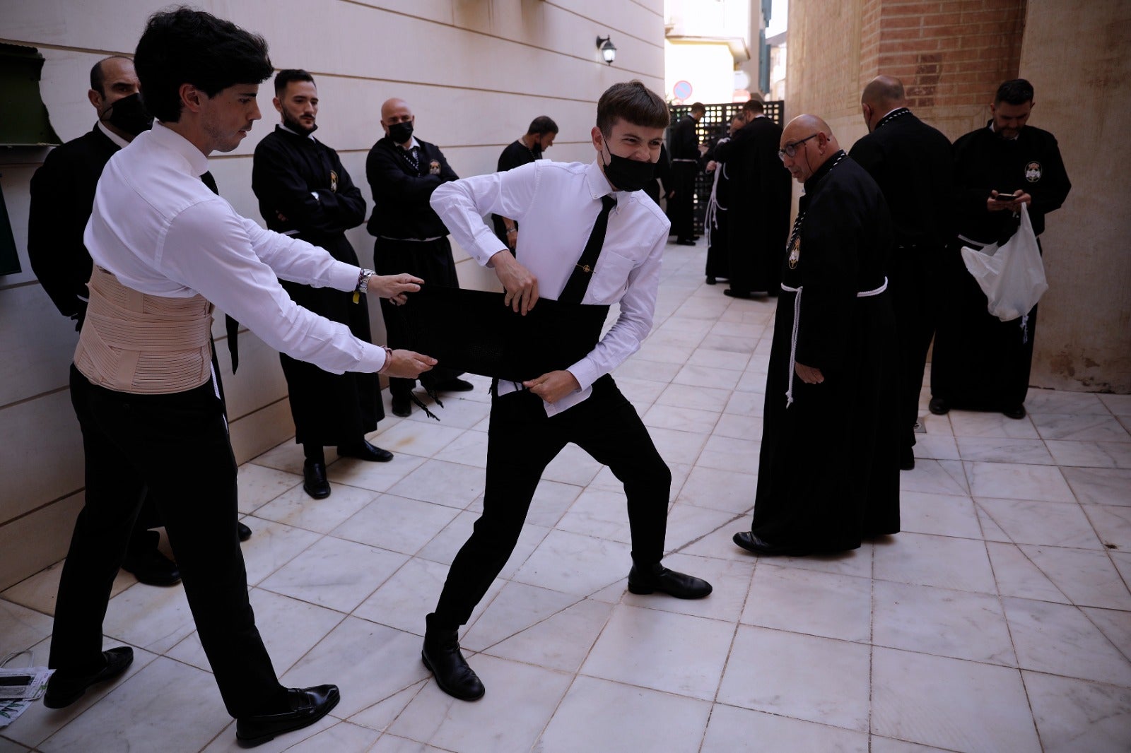 Las mejores imágenes de las cofradías del Viernes Santo en Málaga. Procesionan Monte Calvario, Descendimiento, Dolores de San Juan, Amor, Traslado, Piedad, Sepulcro y Servitas.