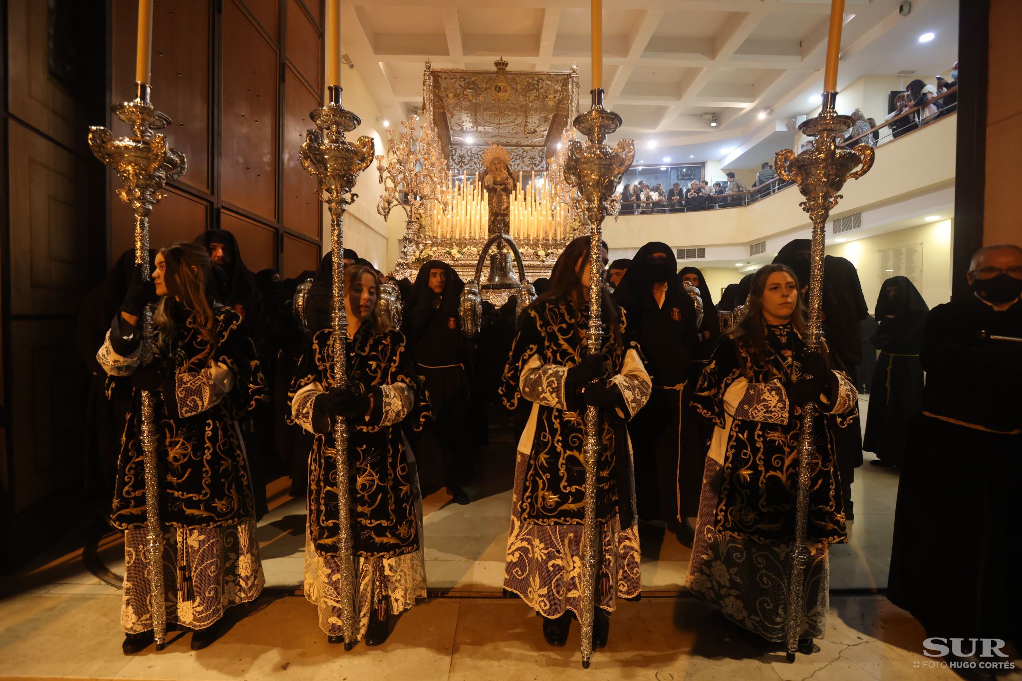 Las mejores imágenes de las cofradías del Viernes Santo en Málaga. Procesionan Monte Calvario, Descendimiento, Dolores de San Juan, Amor, Traslado, Piedad, Sepulcro y Servitas.
