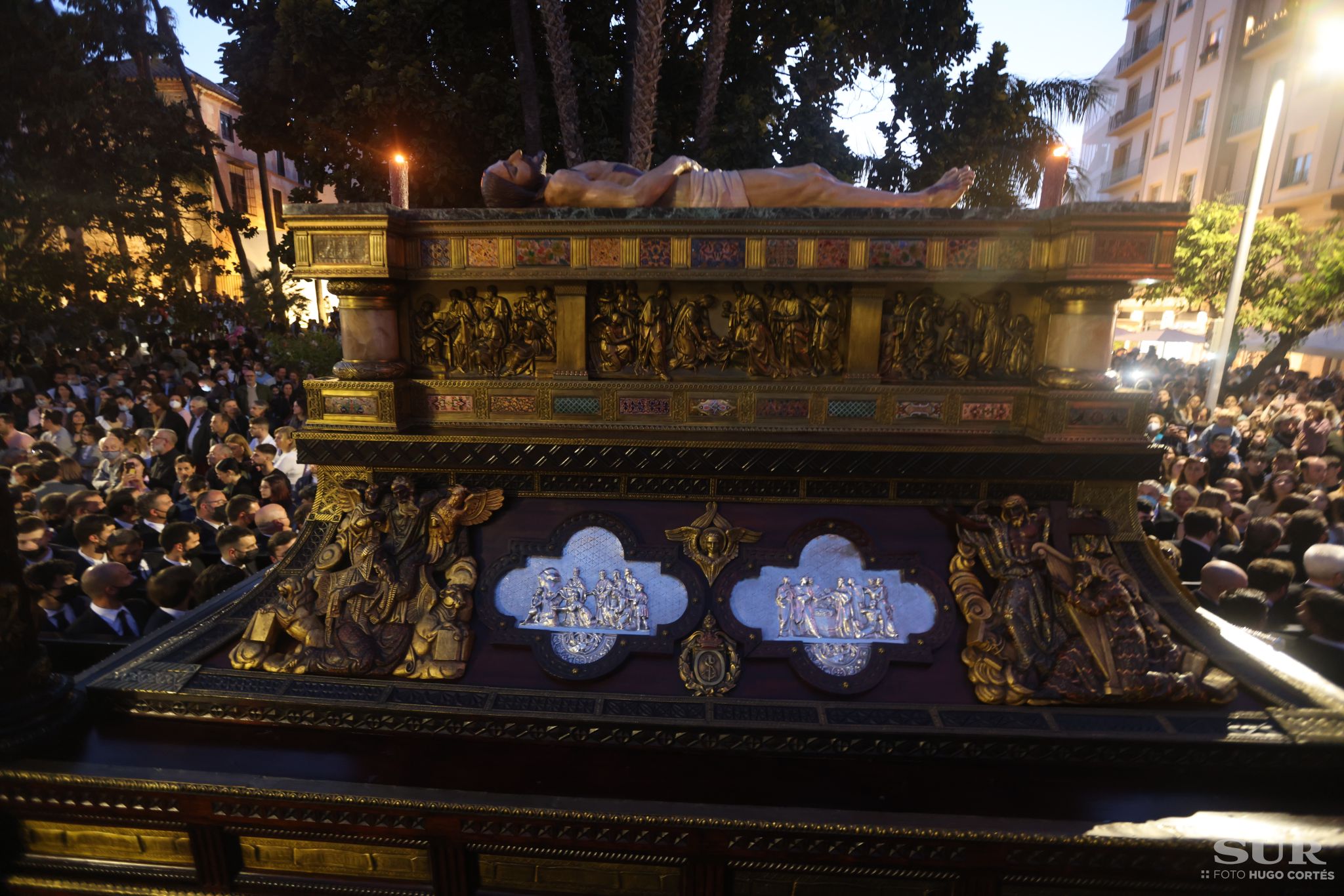 Las mejores imágenes de las cofradías del Viernes Santo en Málaga. Procesionan Monte Calvario, Descendimiento, Dolores de San Juan, Amor, Traslado, Piedad, Sepulcro y Servitas.