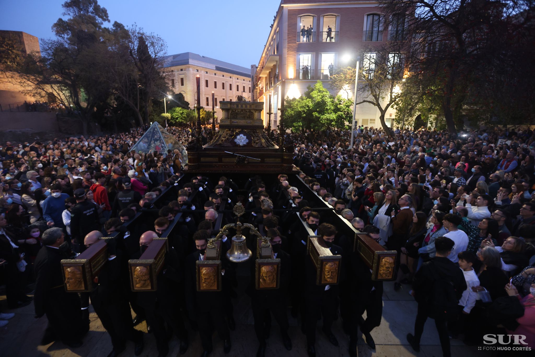 Las mejores imágenes de las cofradías del Viernes Santo en Málaga. Procesionan Monte Calvario, Descendimiento, Dolores de San Juan, Amor, Traslado, Piedad, Sepulcro y Servitas.