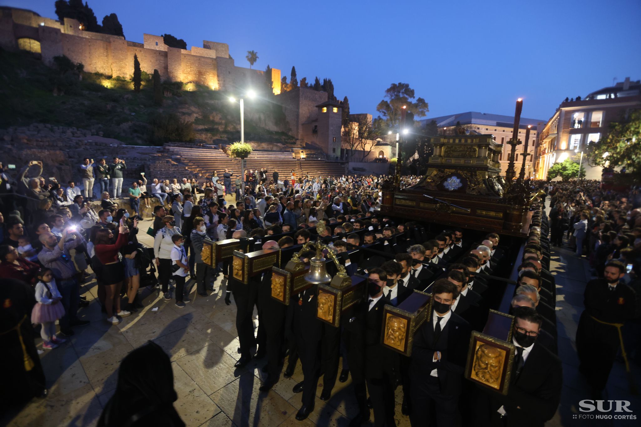 Las mejores imágenes de las cofradías del Viernes Santo en Málaga. Procesionan Monte Calvario, Descendimiento, Dolores de San Juan, Amor, Traslado, Piedad, Sepulcro y Servitas.