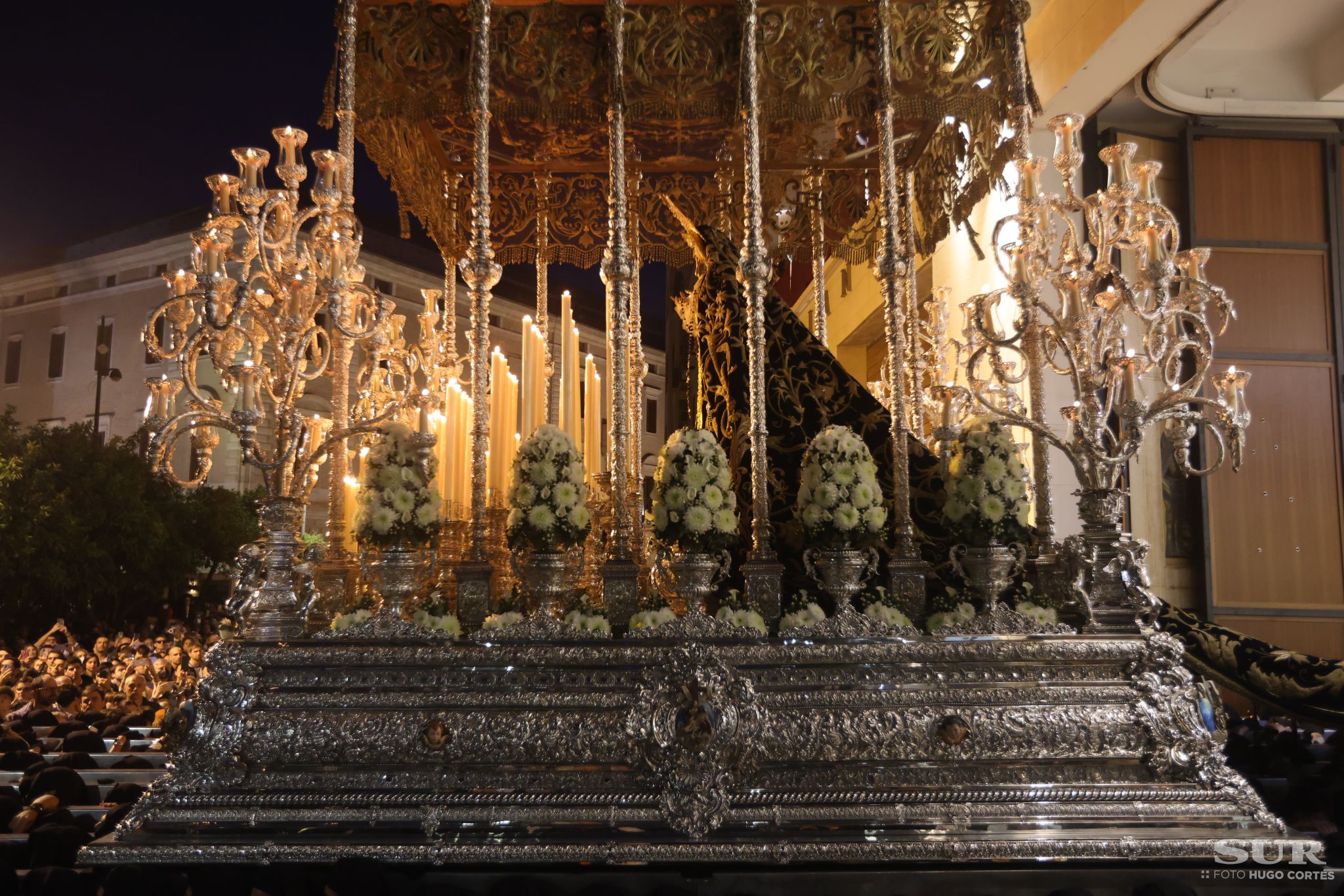 Las mejores imágenes de las cofradías del Viernes Santo en Málaga. Procesionan Monte Calvario, Descendimiento, Dolores de San Juan, Amor, Traslado, Piedad, Sepulcro y Servitas.