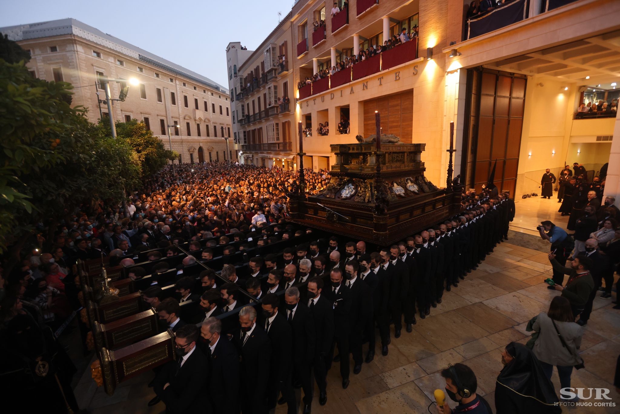 Las mejores imágenes de las cofradías del Viernes Santo en Málaga. Procesionan Monte Calvario, Descendimiento, Dolores de San Juan, Amor, Traslado, Piedad, Sepulcro y Servitas.