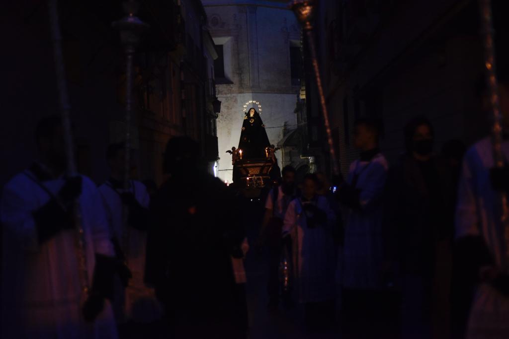 Las mejores imágenes de las cofradías del Viernes Santo en Málaga. Procesionan Monte Calvario, Descendimiento, Dolores de San Juan, Amor, Traslado, Piedad, Sepulcro y Servitas.