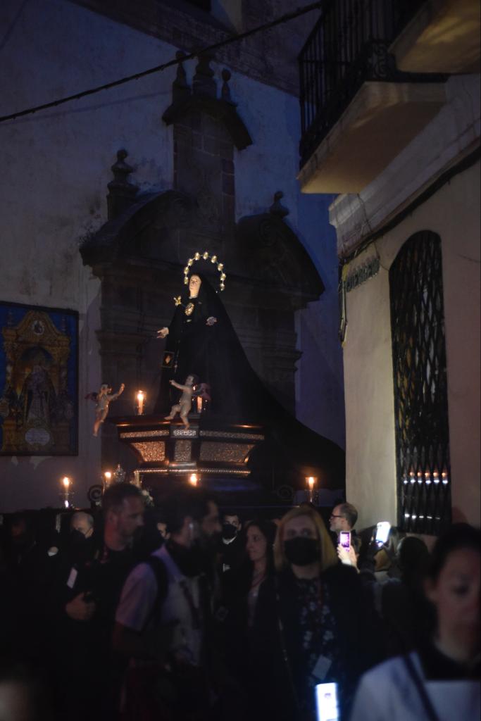 Las mejores imágenes de las cofradías del Viernes Santo en Málaga. Procesionan Monte Calvario, Descendimiento, Dolores de San Juan, Amor, Traslado, Piedad, Sepulcro y Servitas.