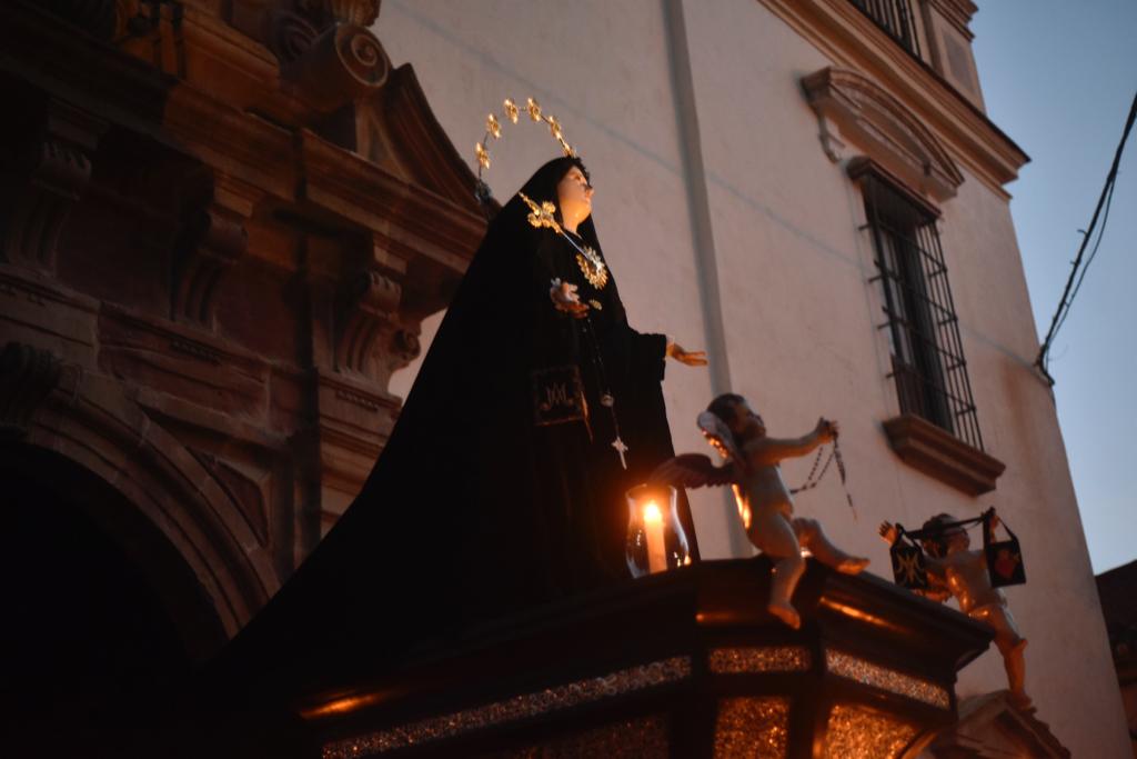 Las mejores imágenes de las cofradías del Viernes Santo en Málaga. Procesionan Monte Calvario, Descendimiento, Dolores de San Juan, Amor, Traslado, Piedad, Sepulcro y Servitas.
