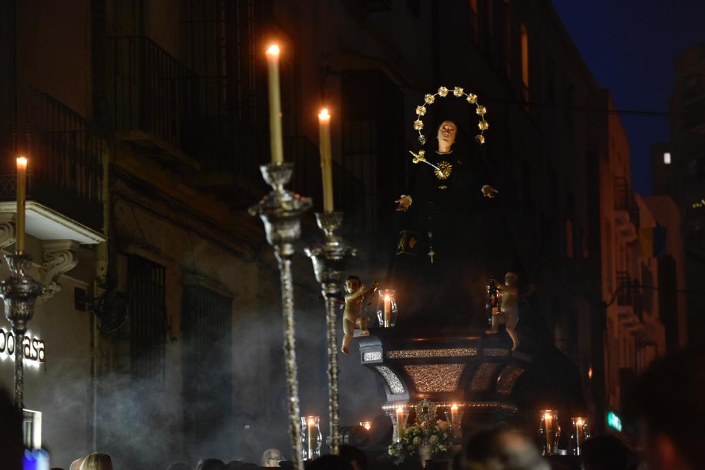 Las mejores imágenes de las cofradías del Viernes Santo en Málaga. Procesionan Monte Calvario, Descendimiento, Dolores de San Juan, Amor, Traslado, Piedad, Sepulcro y Servitas.