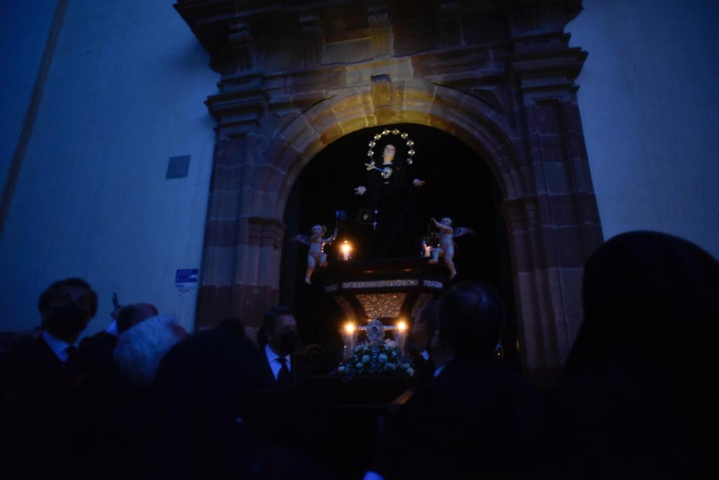 Las mejores imágenes de las cofradías del Viernes Santo en Málaga. Procesionan Monte Calvario, Descendimiento, Dolores de San Juan, Amor, Traslado, Piedad, Sepulcro y Servitas.